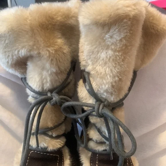 St. John’s Bay Brown fall/winter boots - Picture 4 of 11